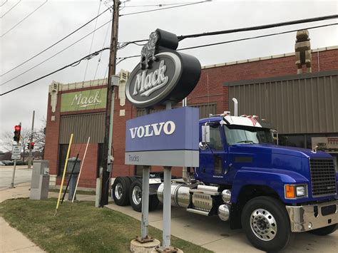 Kriete truck center - This truck 2018 VOLVO is located in Racine Engine make and model are: VOLVO Transmission type is: GVWR: VIN: Financing available. 2018 VOLVO VNL64T780 V885972U - Kriete Truck Centers The 2018 Volvo VNL64T780 is a specific model from Volvo’s VNL series, designed for long-haul applications.